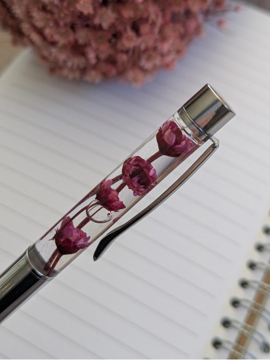 Stylo fleur immergée grenat