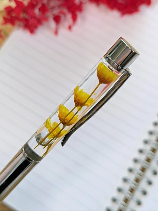 Stylo fleur immergée jaune