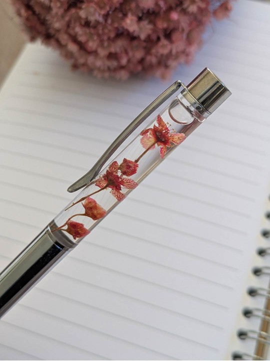Stylo fleur immergée rose orangé