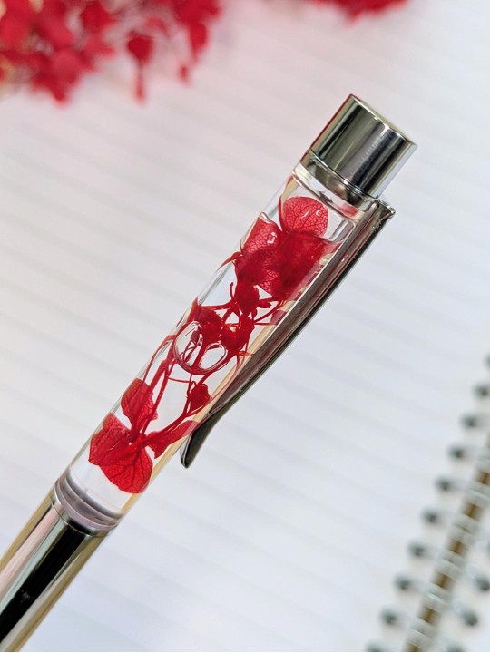 Stylo fleur immergée rouge